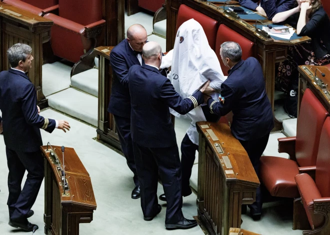 Par spoku pārģērbies deputāts pārtrauc Itālijas parlamenta sēdi