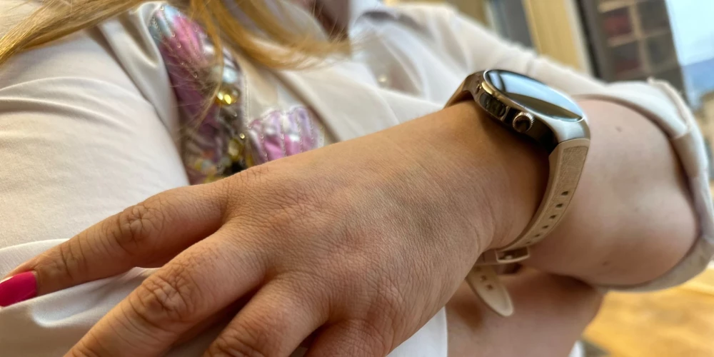 “Watch 5” plusi ir – inovatīvs un precīzs veselības monitorings, it īpaši asinīs skābekļa līmeņa mērīšanā ar pirksta sensoru, augstas kvalitātes un izturīgi materiāli — titāna korpuss un nerūsējošais tērauds ar speciālām apdarēm, lielisks ekrāns ar spilgtu un asu attēlu, labi redzams ārā saulē, plašs sporta režīmu klāsts (100+), precīza GPS navigācija, eSIM neatkarīga komunikācija — nav jāpaļaujas uz viedtālruni, ilgs akumulatora darbības laiks ar ātru uzlādi.