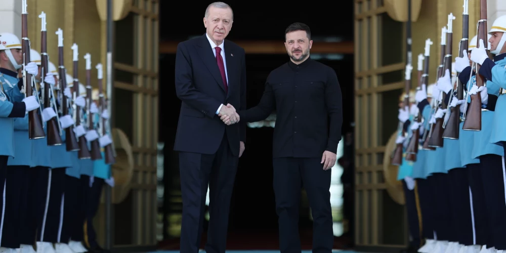 Президент Украины Владимир Зеленский и президент Турции Реджеп Тайип Эрдоган во время официальной фотосессии на церемонии приветствия перед их встречей в Анкаре, Турция, 15 мая 2025 года.