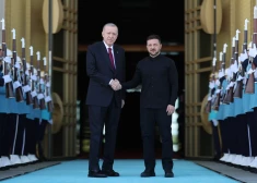 Президент Украины Владимир Зеленский и президент Турции Реджеп Тайип Эрдоган во время официальной фотосессии на церемонии приветствия перед их встречей в Анкаре, Турция, 15 мая 2025 года.
