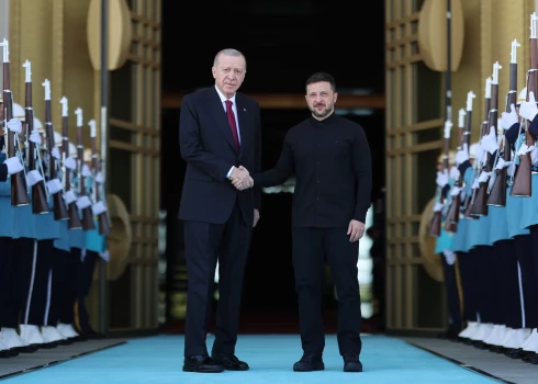 Президент Украины Владимир Зеленский и президент Турции Реджеп Тайип Эрдоган во время официальной фотосессии на церемонии приветствия перед их встречей в Анкаре, Турция, 15 мая 2025 года.