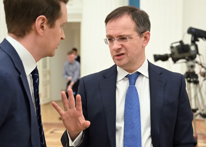 Zelenskis nievājoši izsakās par Putina nosūtīto Krievijas delegāciju ar "vēstures pārrakstītāju" Medinski priekšgalā