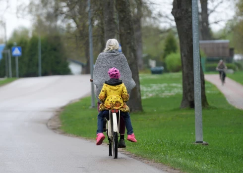 Mūsdienās arvien vairāk bērnu tiek pakļauti cilvēku tirdzniecības riskam tiešsaistē. Ir svarīgi sekot līdzi, kādas platformas bērns izmanto, piemēram, Snapchat, Discord, Instagram, TikTok, Telegram, YouTube, Reddit, Roblox u.c. Dažas no šīm platformām tiek izmantotas, lai savervētu upurus vai uzsāktu ar viņiem manipulācijas.