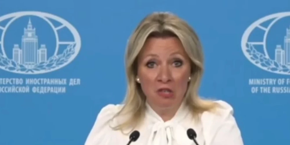 Krievijas Ārlietu ministrijas runassieva Marija Zaharova stāsta žurnālistiem, kāds "klauns" ir Ukrainas prezidents (ekrānuzņēmums no video)