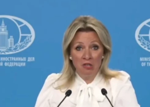 Krievijas Ārlietu ministrijas runassieva Marija Zaharova stāsta žurnālistiem, kāds "klauns" ir Ukrainas prezidents (ekrānuzņēmums no video)