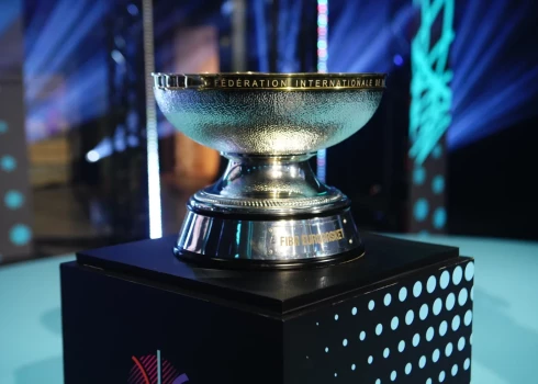 Eiropas čempionāta trofeja 2025. gada turnīra izlozes laikā. 