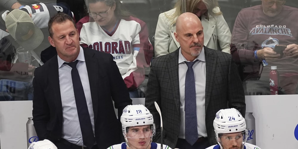 Adams Futs (no kreisās) pirms kļūšanas par "Canucks" galveno treneri klubā strādāja kā asistents.