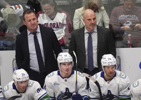 Adams Futs (no kreisās) pirms kļūšanas par "Canucks" galveno treneri klubā strādāja kā asistents.