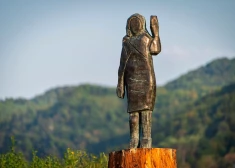 Slovēnijā pazudusi Melānijas Trampas statuja