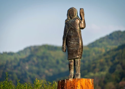 Melānijas Trampas statuja Slovēnijā. 