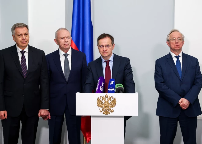 Krievijas pārstāvji veltīgi gaidīja Ukrainas delegāciju — miera sarunas Stambulā pārceltas uz piektdienu