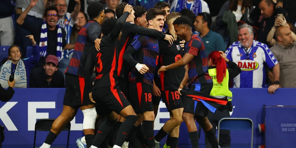 "Barcelona" futbolisti priecājas par Fermina Lopesa vārtu guvumu.