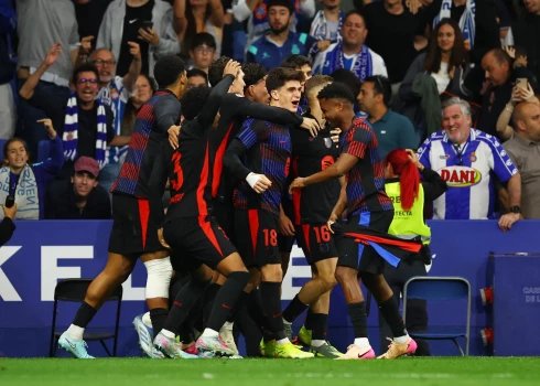 "Barcelona" futbolisti priecājas par Fermina Lopesa vārtu guvumu.
