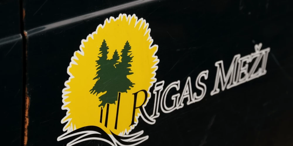 Rīgas Satiksmes klientu centra teritorijā Kurzemes prospektā notiek pasākums, kurā SIA "Rīgas meži" ziedo 10 automašīnas Ukrainas aizstāvjiem.