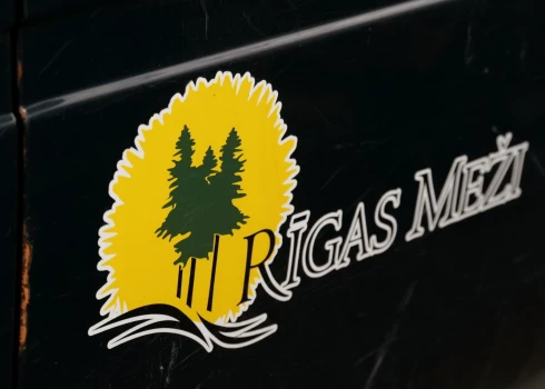 Rīgas Satiksmes klientu centra teritorijā Kurzemes prospektā notiek pasākums, kurā SIA "Rīgas meži" ziedo 10 automašīnas Ukrainas aizstāvjiem.