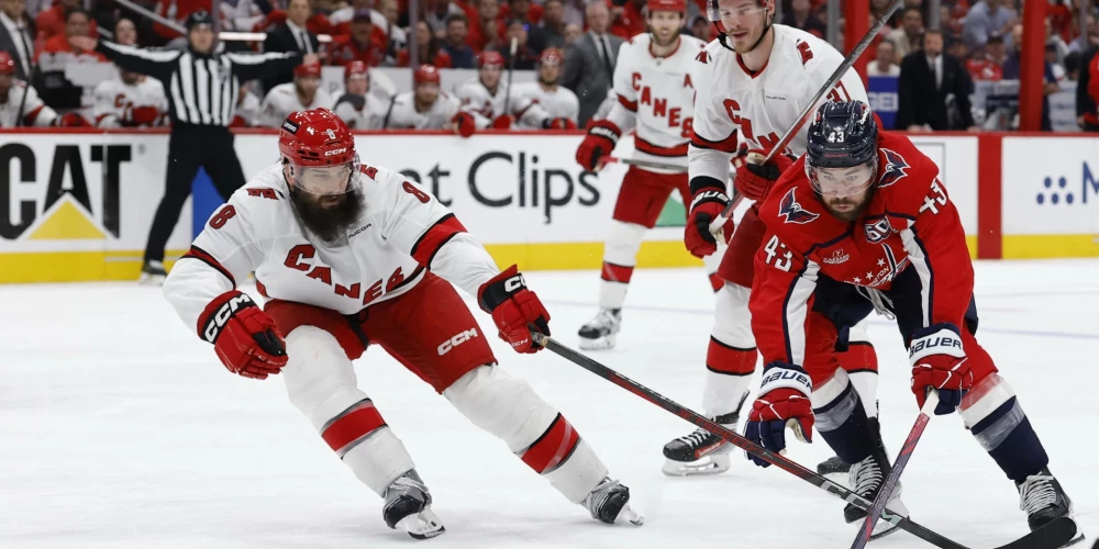 Austrumu konferences pusfināla piektajā mačā "Hurricanes" viesos ar 3:1 (1:1, 0:0, 2:0) pārspēja Vašingtonas "Capitals", sērijā līdz četrām uzvarām tiekot pie panākuma ar 4-1.