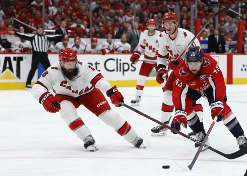 Austrumu konferences pusfināla piektajā mačā "Hurricanes" viesos ar 3:1 (1:1, 0:0, 2:0) pārspēja Vašingtonas "Capitals", sērijā līdz četrām uzvarām tiekot pie panākuma ar 4-1.
