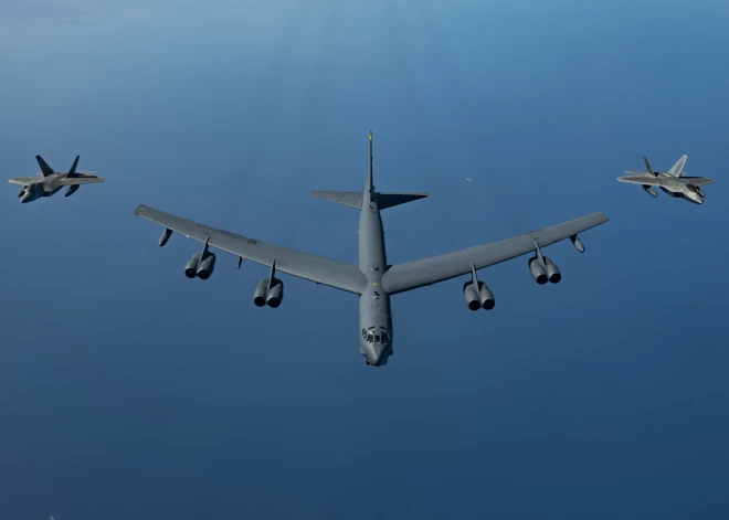 Отменен низкий пролет американского стратегического бомбардировщика B-52H над Латвией