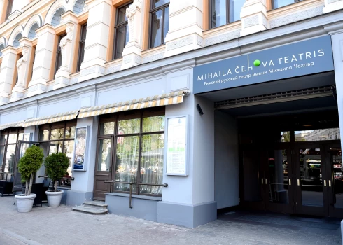 Mihaila Čehova Rīgas Krievu teātrī šovakar plkst.19 notiks Aleksandra Gelmana mazās formas lugas "Soliņš" pirmizrāde, ko iestudējis režisors Sergejs Golomazovs.
