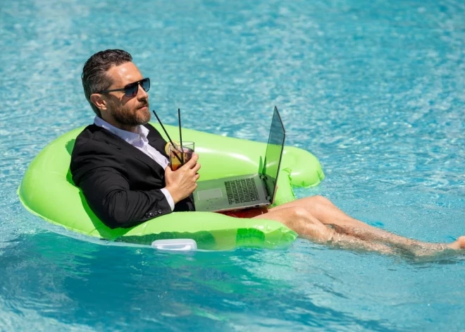 Названа отрасль экономики Латвии, где более половины работников трудятся удаленно