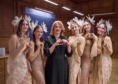 Ļaudis pauduši izbrīnu, kādēļ premjeres publicētajā foto redzamas vien piecas no sešām "Tautumeitu" dalībniecēm.