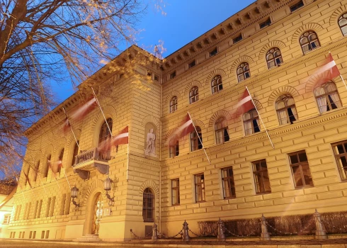 Atzīmējot 35 gadus, kopš Latvija atjaunoja savu neatkarību, Saeimas nams rīt, 17.maijā, vērs durvis Muzeju nakts apmeklētājiem.