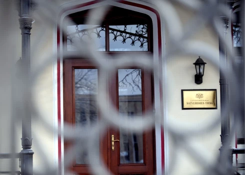 Ar pieteikumu Satversmes tiesai vērsušies deviņi zemes īpašnieki, kuri uzskata, ka esošā sistēma ir netaisnīga.