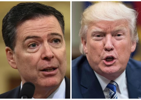 Donalds Tramps Džeimsu Komiju atlaida 2017. gadā. Tobrīd FIB izmeklēja Krievijas iespējamo iejaukšanos 2016. gada prezidenta vēlēšanās, kurās uzvarēja Tramps.