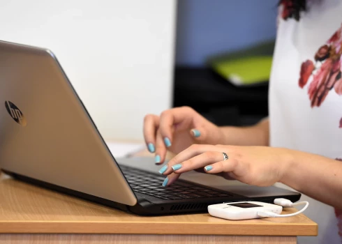 2024.gadā attālināti strādājošu darbinieku skaits 15-74 gadu vecumā pieauga par 6,9 tūkstošiem.