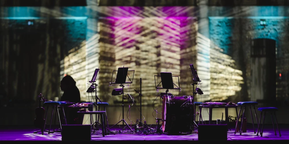 13. maijā, kultūras telpā “Hanzas perons” Rīgā ar vienīgo uzstāšanos Baltijas valstīs koncertēja stīgu kameransamblis “Kronos Quartet” no ASV.
