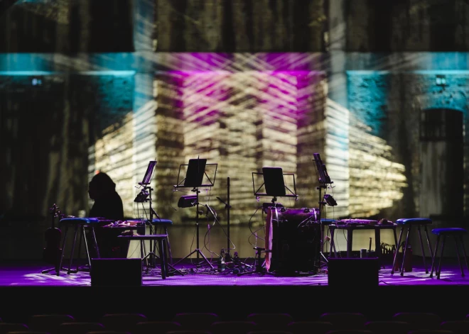 13. maijā, kultūras telpā “Hanzas perons” Rīgā ar vienīgo uzstāšanos Baltijas valstīs koncertēja stīgu kameransamblis “Kronos Quartet” no ASV.