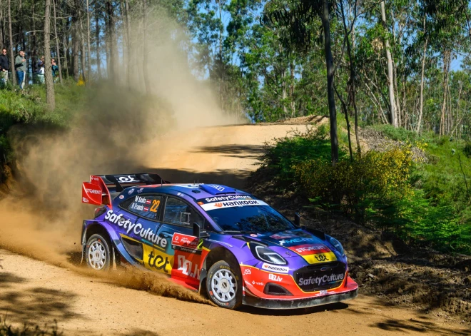 Seska ekipāža Portugāles rallija otrajā ātrumposmā pārsit riepu