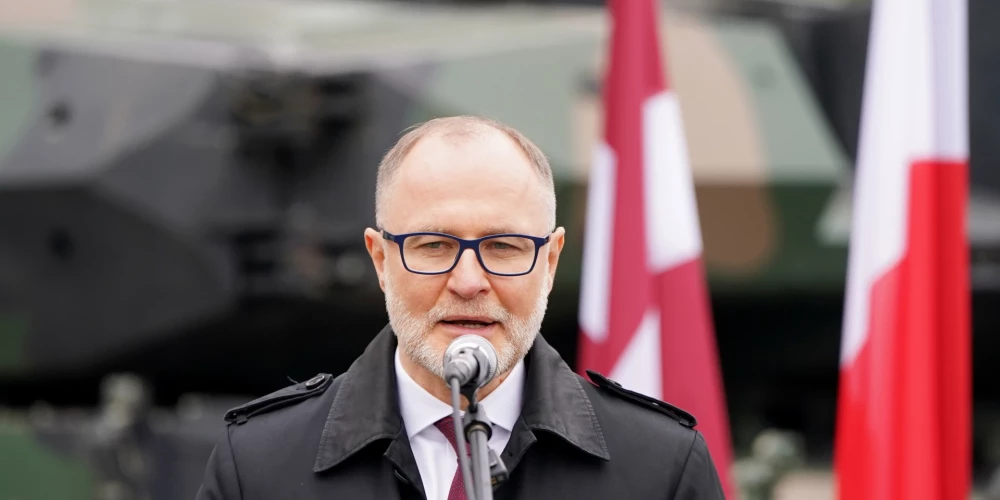 Latvija aizsardzības ministrs Andris Sprūds (P).