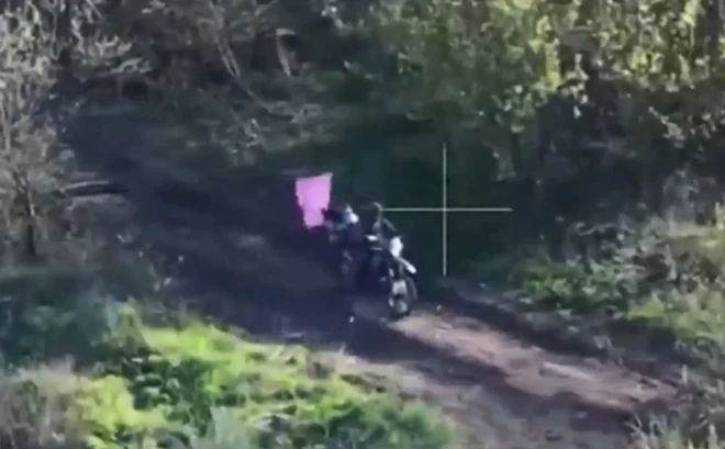 Krievi brauca pāri laukiem ar padomju karogiem, kamēr ukraiņi tos izmantoja vienkārši kā šaušanas vingrinājumu.