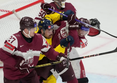 Cīņa Latvijas hokeja izlases vārtu priekšā. 