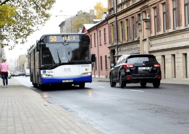 "Riktīga dusma. Piebrauca, attaisīja durvis, aiztaisīja un aizbrauca..." "Rīgas satiksmes" šoferis atstāj sievieti ratiņkrēslā turpat pieturā