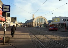 Sabiedriskā transporta pieturā vērsās pret ukraiņiem: par kara atbalstīšanu vīrietim Rīgā piespriež sabiedrisko darbu