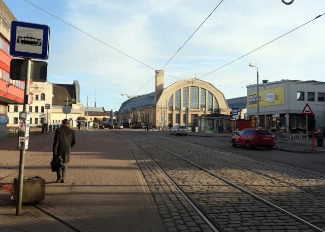 Sabiedriskā transporta pieturā vērsās pret ukraiņiem: par kara atbalstīšanu vīrietim Rīgā piespriež sabiedrisko darbu