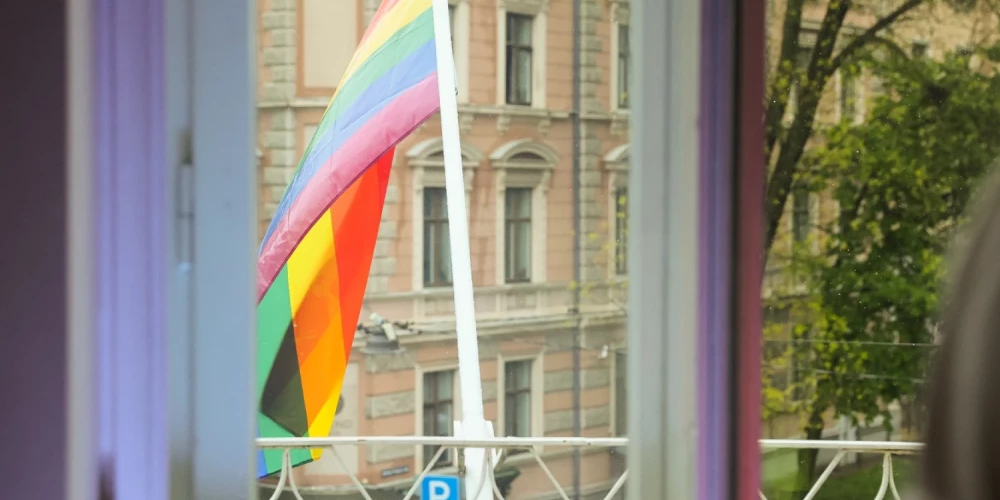 Lielbritānijas vēstniecība Rīgā izkar varavīksnes karogu. 