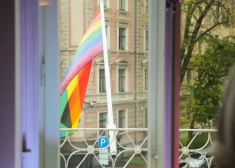 Lielbritānijas vēstniecība Latvijā paceļ varavīksnes karogu, godinot cīņu par LGBT cilvēktiesībām