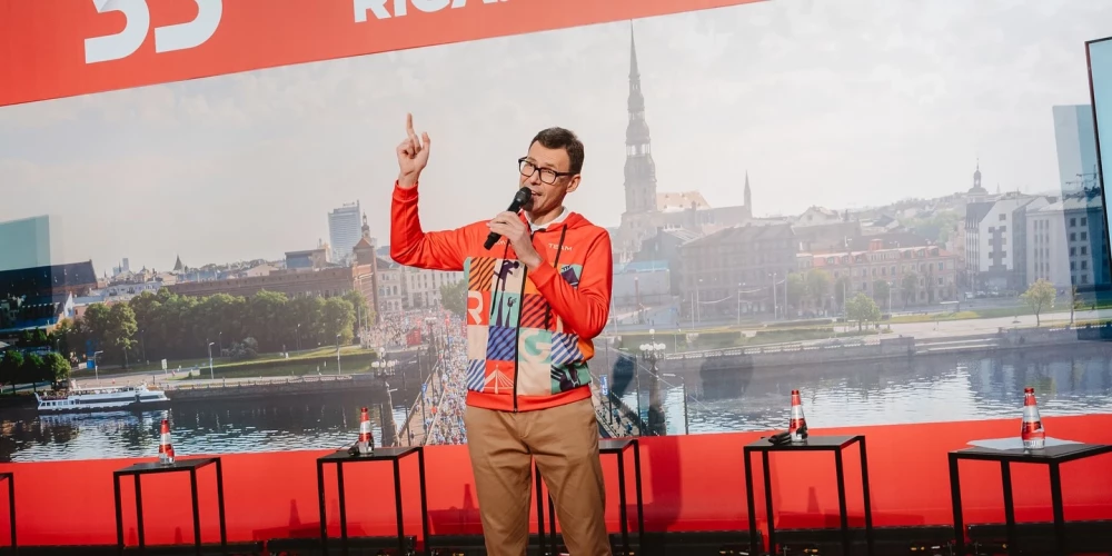 Aigars Nords svinīgi atklāj 2025. gada Rīgas maratonu.