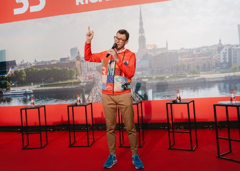 Aigars Nords svinīgi atklāj 2025. gada Rīgas maratonu.