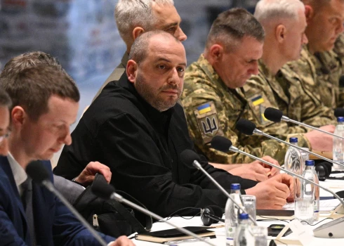 Vairākas Ukrainas amatpersonas tikšanās laikā bija tērpušās militārajos tērpos.