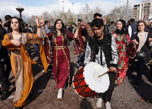 Martā kurdi svinēja “Newruz” – Tuvo Austrumu Jaungadu. Sevišķi liela līksmība valdīja Dijarbakirā, Turcijas lielākajā kurdu pilsētā.