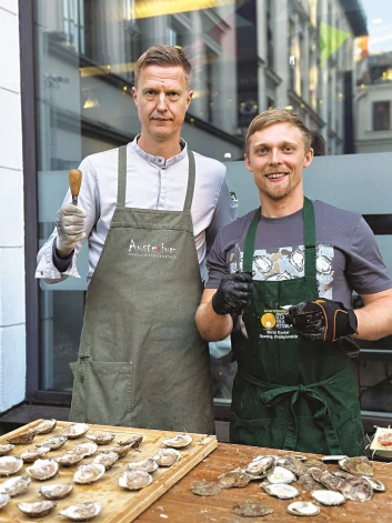 Renārs ar igauni Anti Lepiku, kurš ir vairākkārtējs austeru vēršanas pasaules čempions.
