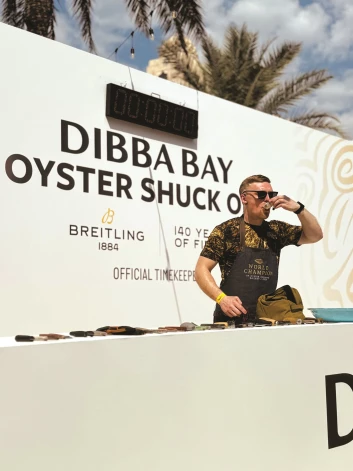 Renārs vada Austeru pasākumu Dubaijā.