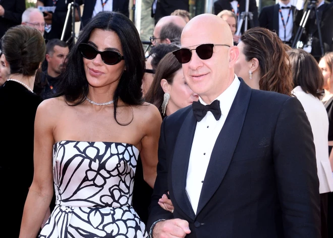 Kannu pārsteigums – uzmanību piesaista noslēpumains pāris, kas līdzinas Bezosam un Sančesai