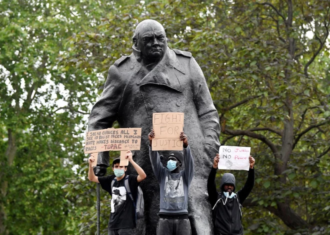 Briti aizliegs huligāniem bradāt un apķēzīt Vinstonu Čērčilu