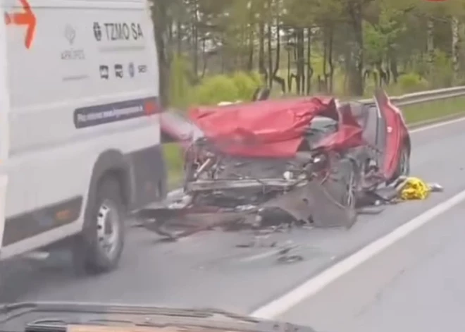 Sarkanais “Renault” sadalīts pa detaļām – atklāti fakti par avāriju Siguldas novadā