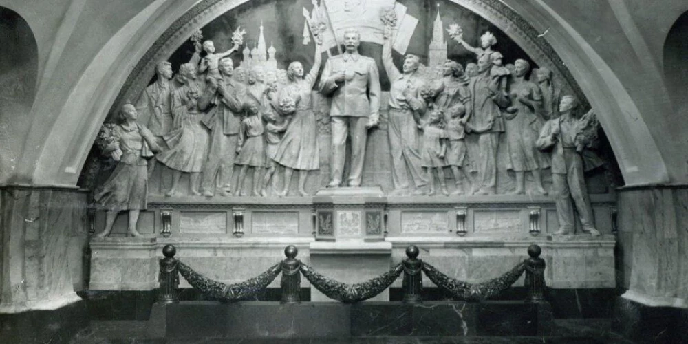 Tirānam veltīto bareljefu nojauca 1966. gadā.